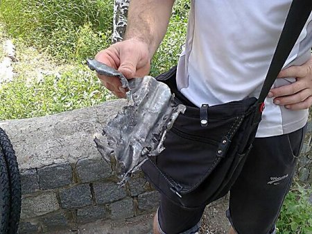 В Славянске обстреляли центр города - пострадали жилые дома и автомобили В Славянске обстреляли центр города - пострадали жилые дома и автомобили