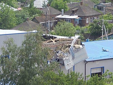 В Славянске обстреляли центр города - пострадали жилые дома и автомобили В Славянске обстреляли центр города - пострадали жилые дома и автомобили