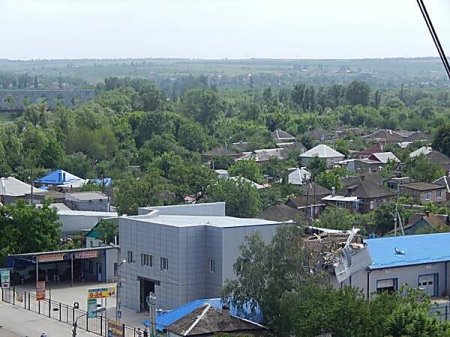 В Славянске обстреляли центр города - пострадали жилые дома и автомобили В Славянске обстреляли центр города - пострадали жилые дома и автомобили