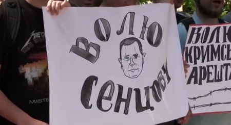 Во Львове местные жители и крымчане вышли на пикет к российскому консульству