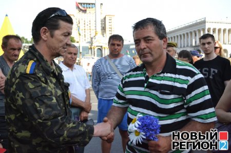    	 Киевляне пришли на Майдан поблагодарить отца Сергея Нигояна за сына 