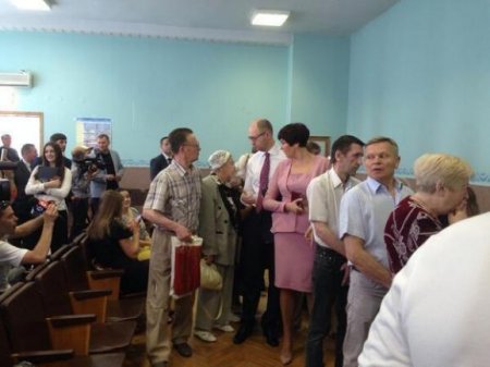 Яценюк с женой стояли в общей очереди на избирательном участке. Фото