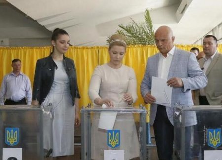 Тимошенко проголосовала на выборах в Днепропетровске. Фото