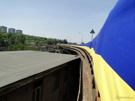 В Одессе растянули самый длинный флаг Украины (фото)