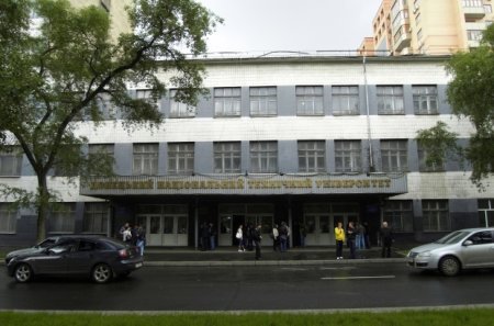 В Донецке вооруженные люди ограбили университет