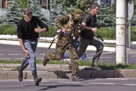 Донецкая милиция организовала коридор террористам, которые отступали и сопровождала их авто - журналист
