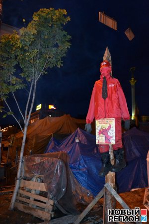 В Киеве на Майдане повесили «коммуниста» на кол для Путина В Киеве на Майдане повесили «коммуниста» на кол для Путина