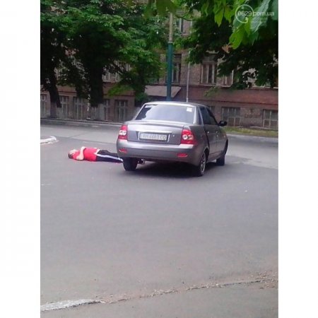 В Мариуполе обстрелян автомобиль, водителя увезла "скорая"