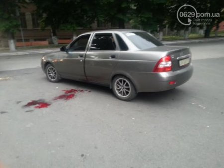 В Мариуполе обстрелян автомобиль, водителя увезла "скорая"