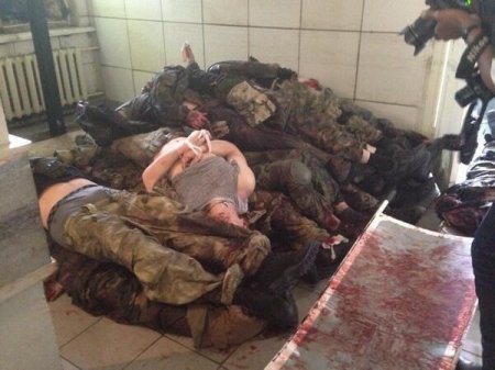 В морг Донецка привезли тела боевиков. 18+(дополнено)