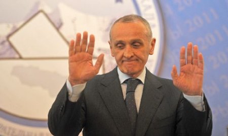 В Абхазии оппозиционеры заявили, что берут на себя руководство республикой
