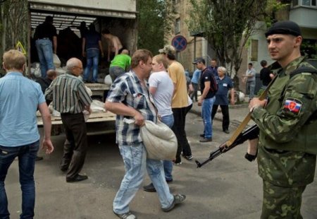 В Донецке террористы ходят в форме с российскими нашивками. Фотофакт