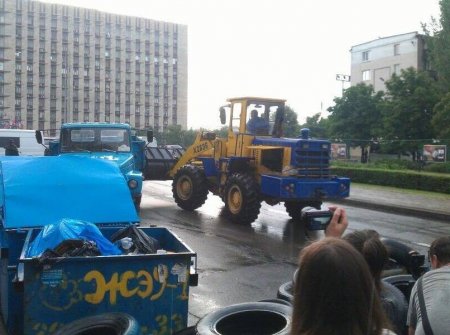 У Донецкой ОГА бульдозер сносит баррикады. Фотофакт