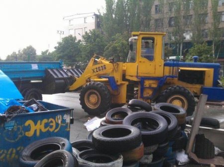 У Донецкой ОГА бульдозер сносит баррикады. Фотофакт