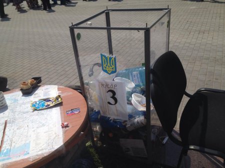 Возле Донецкой обладминистрации продолжают разбирать баррикады и вывозить мусор