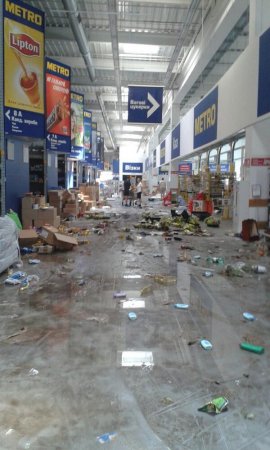 В Донецке террористы и примкнувшие к ним местные жители разнесли гипермаркет «Метро» 