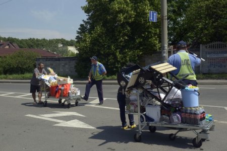 Тележки из разграбленного в Донецке гипермаркета "Метро" мародеры "припарковали" на кладбище