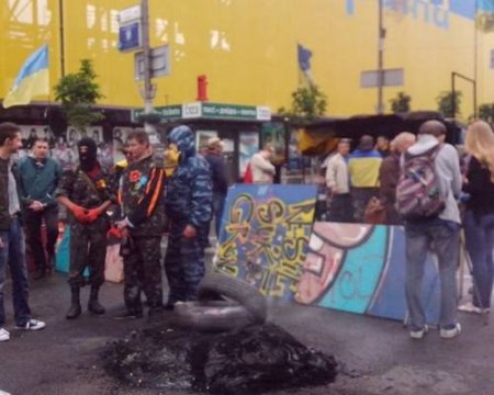 Шины на Майдане потухли, палатки пока не разбирают