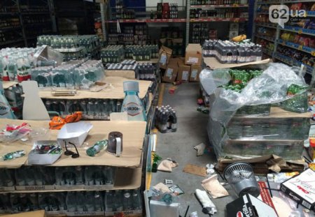 Мародеры почти полностью разграбили гипермаркет "Метро" в Донецке