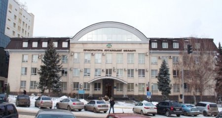 В Луганске идет стрельба, террористы окружили здание бывшего офицерского общежития