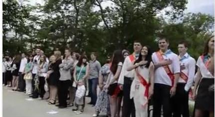 Выпускники в Ялте вместо российского cпели украинский гимн