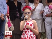 Дочь Яценюка спела на последнем звонке. Видео