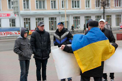 Барановичский суд Беларуси отказался вернуть активисту флаг Украины