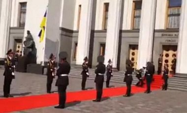 Солдат почетного караула уронил оружие на инаугурации Порошенко
