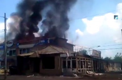 Славянск окутал черный дым - в городе пылают здания (ВИДЕО)