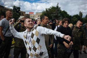 Протестующие потребовали от посольства РФ убираться из Украины