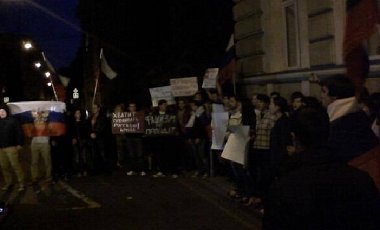 Протестующие требуют от России убрать свое посольство из Киева