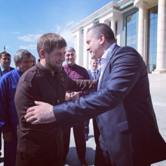 Кадыров посетил Крым и получил медаль от Аксенова