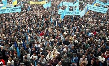 Крымским татарам не дали отметить День флага в центре Симферополя