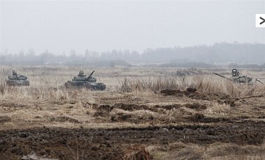 В направлении украинской границы движется колонна войск РФ 
