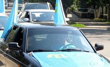 В Крыму неизвестные напали на машины с флагами крымских татар