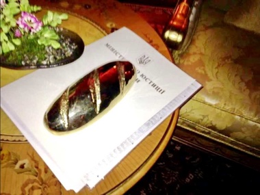 Журналисты выяснили, кто подарил Януковичу золотой батон (Фото)