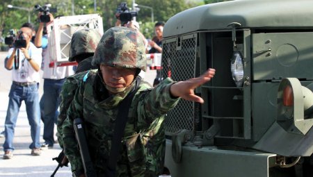 Центр столицы Таиланда окружили военные
