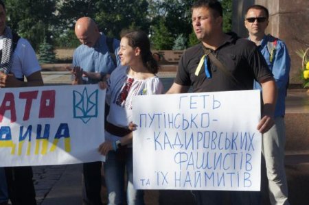 В Николаеве люди собрались на площади, чтобы помешать проведению антиукраинского митинга 