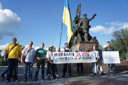 В Николаеве люди собрались на площади, чтобы помешать проведению антиукраинского митинга 