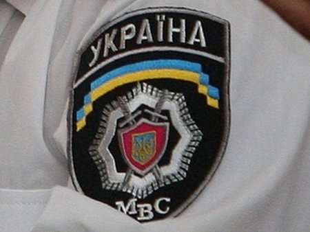 Милиция задержала трех человек, которые на въезде в Днепропетровск раскрасили стелу в цвета флага РФ