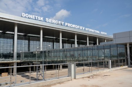 Аэропорт Донецка официально закрыт до 30 июня в связи с небезопасностью полетов