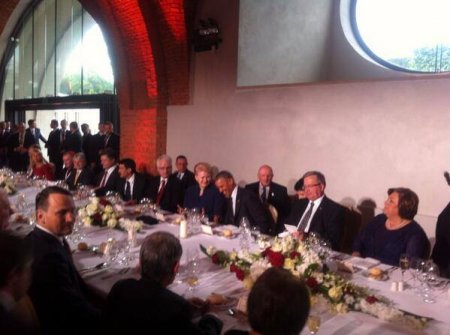 Порошенко сидел по правую руку от Б.Обамы на праздничном ужине в честь М.Джемилева