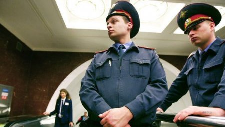 Полиция в московском метро бьет электрошокером спящих