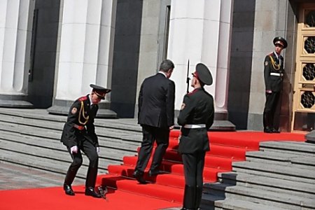 Солдат почетного караула уронил оружие на инаугурации Порошенко