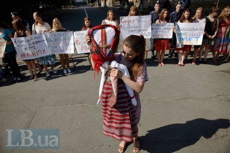 Милиция помешала женщинам провести у ВР пикет в поддержку бойцов АТО