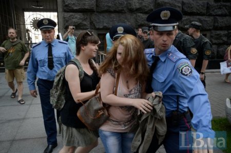 Милиция помешала женщинам провести у ВР пикет в поддержку бойцов АТО