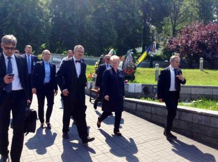 VIP-гости Петра Порошенко после торжественной части инаугурации пришли на Майдан почтить память Героев Небесной Сотни