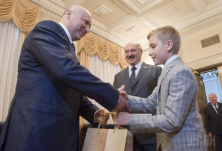 Сын Лукашенко подарил Александру Турчинову таинственный пакет