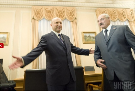Сын Лукашенко подарил Александру Турчинову таинственный пакет