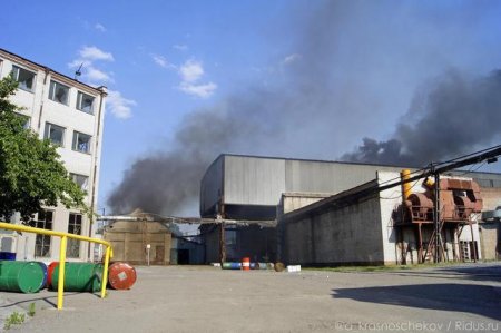 Из-за обстрела в Славянске горел завод «Бетонмаш»